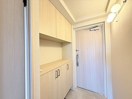 明るく開放的な玄関、靴の脱ぎ履きもしやすく、収納も豊富でご家族皆様の靴をスッキリ収納できます。