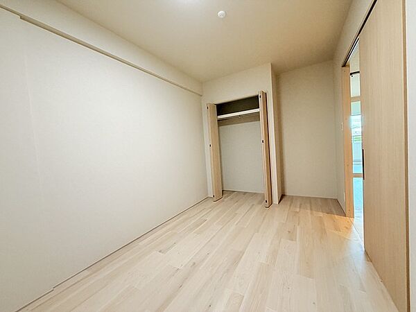衣類の整理整頓に嬉しいクローゼット付きのお部屋。お子様のお部屋としても便利です。