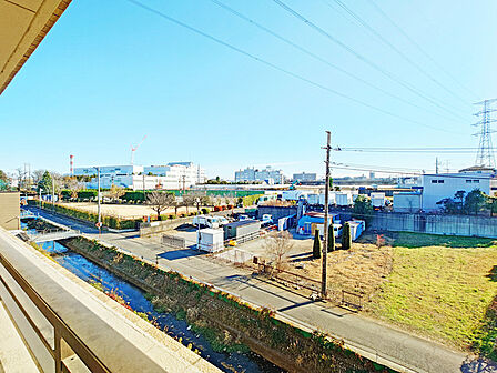 窓から眺める風景は一日の疲れを癒すヒーリングを奏でる、心地の良い時間を演出してくれます。室内も重要ですが、周りの環境もマイホーム選びの大事なポイント