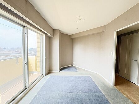 ゆとりの7帖ある寝室、陽光が入りやすく朝の目覚めも気持ち良く起こしてくれます。 リフォーム前写真です。 