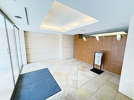 木目と石調タイルの質感が調和するデザイン。清潔感と気品を兼ね備えた、落ち着きのある佇まいです リフォーム前写真です。 