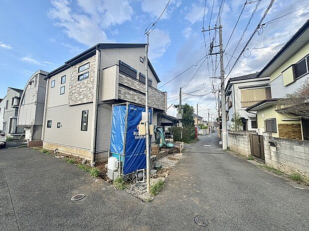 西側は川が流れており、自然も感じながら日常をお過ごしいただけます。