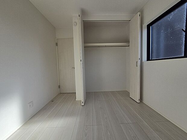 衣類の整理整頓に嬉しいクローゼット付きのお部屋。お子様のお部屋としても便利です。