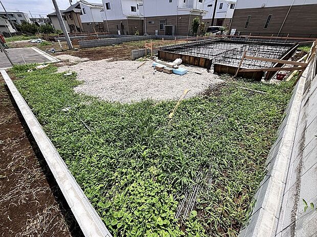 前面道路は通り抜けができないため、交通量が少なく静かな住環境です。