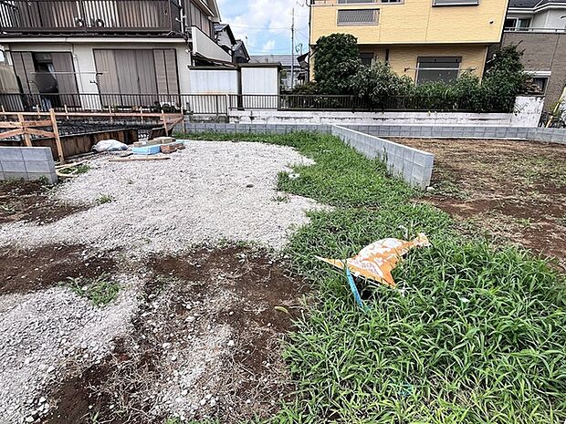 戸建てならではのお庭スペース。BBQやガーデニング、お子様のプールなど、、、、様々な楽しみ方ができるプライベート空間。ご家族皆さままで思いっきりお楽しみください。