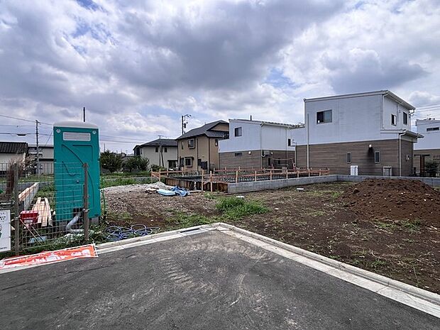 前面道路は通り抜けができないため、交通量が少なく静かな住環境です。