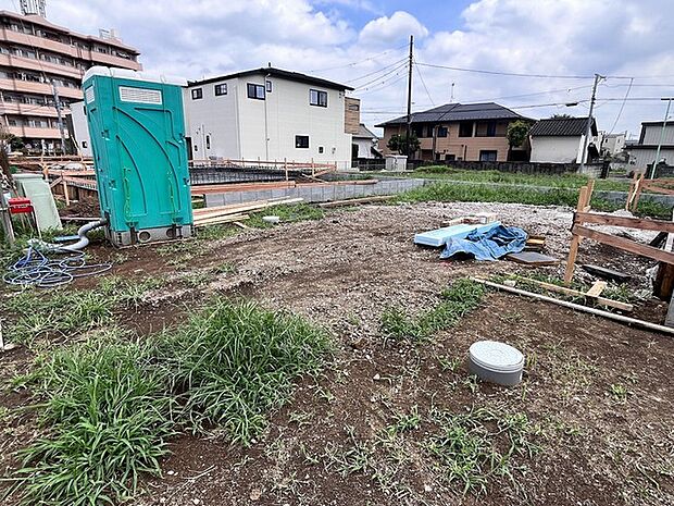 前面道路は広く、駐車がしやすいです。駐車スペース2台分ございます。