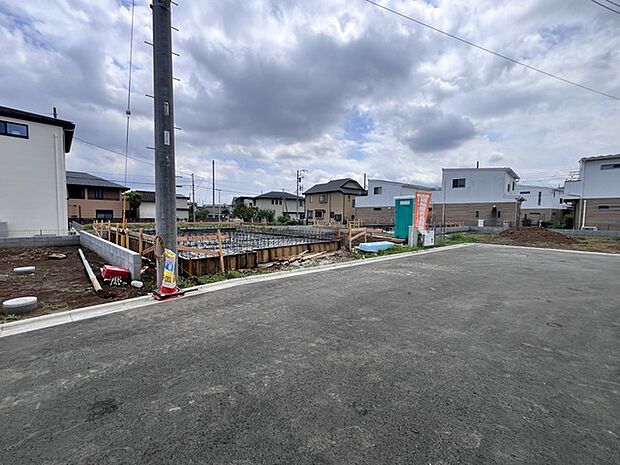 閑静な住宅街で、理想の住まいを描くための準備が整っています。新しい暮らしの始まりを感じる場所です