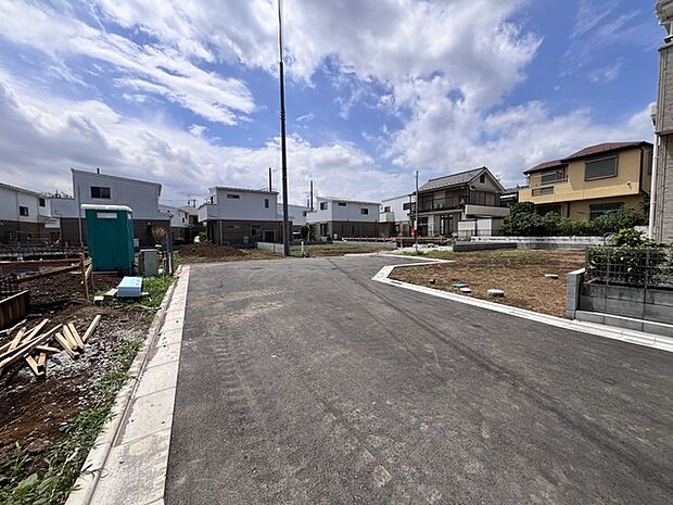 戸建てが立ち並ぶ静かな住宅街。四季折々の移り変わりを感じながら自然と楽しみ、暮らす、そんな毎日を日々の中で感じられる住環境