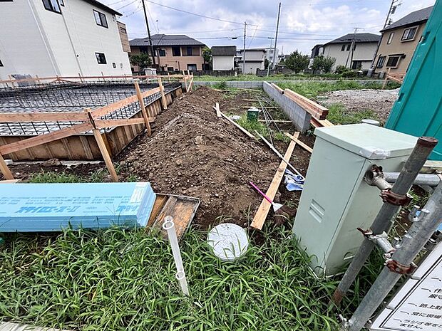 前面道路は広く、駐車がしやすいです。駐車スペース2台分ございます。