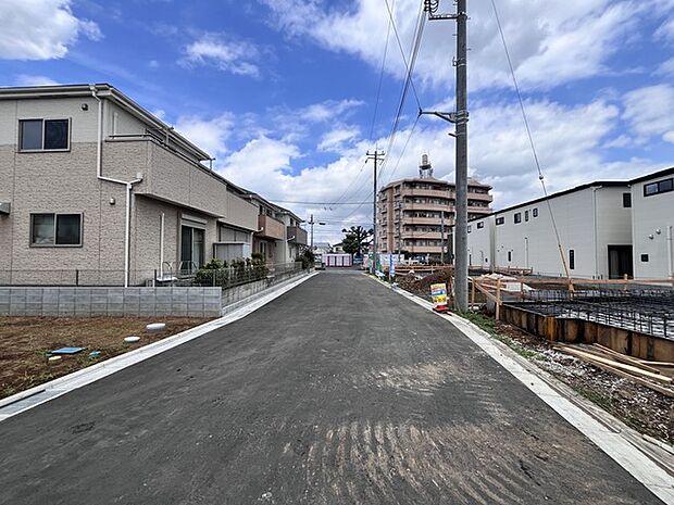 戸建てが立ち並ぶ静かな住宅街。四季折々の移り変わりを感じながら自然と楽しみ、暮らす、そんな毎日を日々の中で感じられる住環境