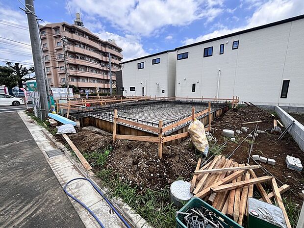 カースペースは1台駐車できます。車庫の出し入れのしやすさなど、実際に現地にてご確認ください。