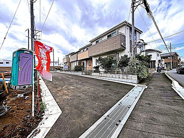 戸建てが立ち並ぶ静かな住宅街。四季折々の移り変わりを感じながら自然と楽しみ、暮らす、そんな毎日を日々の中で感じられる住環境 