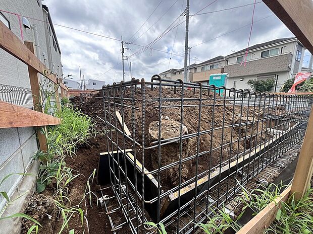 前面道路は広く、駐車がしやすいです。