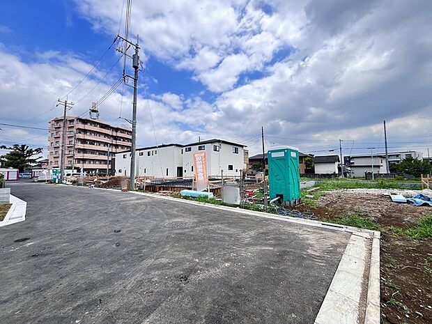 現地周辺（同分譲地内）の様子 開発道路幅員5ｍ（45m）