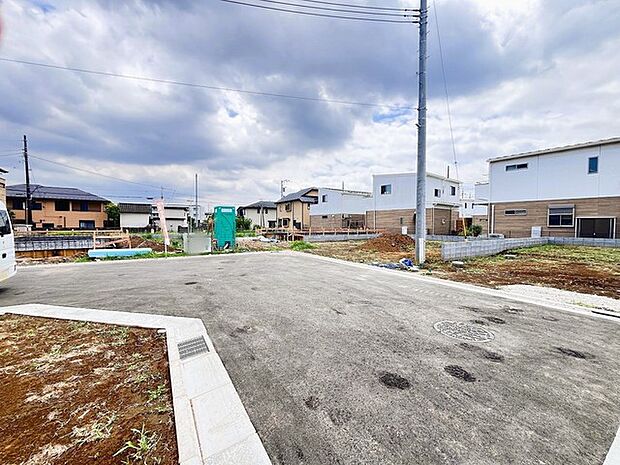 現地周辺(同分譲地内)の様子 開発道路幅員5m(60m)