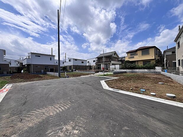 現地周辺(同分譲地内)の様子 開発道路幅員5m(60m)
