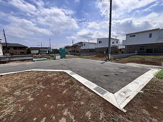 現地周辺（同分譲地内）の様子 開発道路幅員5ｍ（60m）