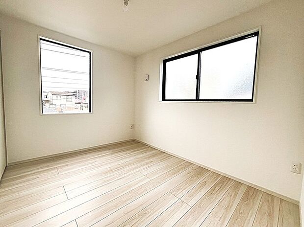 今からここを誰のお部屋にしようか、そんな洋室。