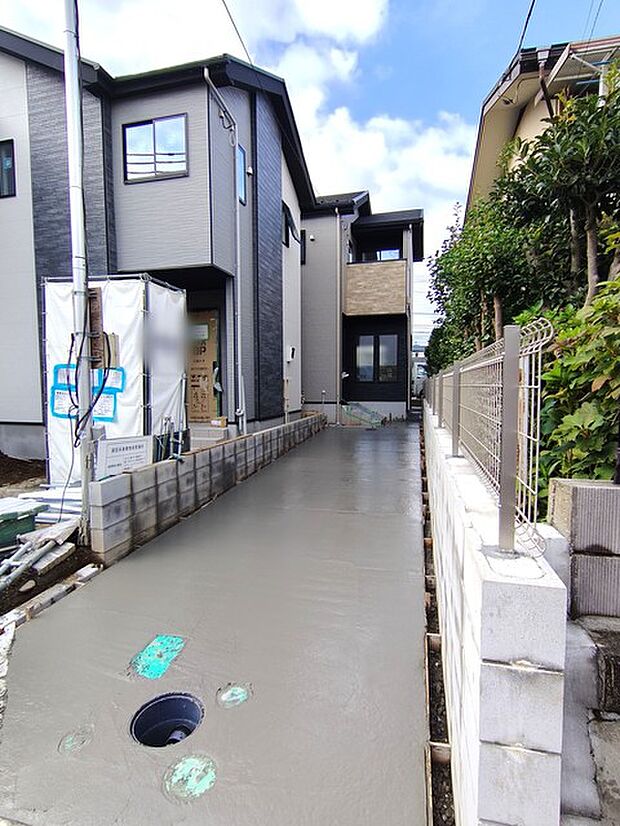 通りから入ったプライベート空間で落ち着いた雰囲気でお住いになる。敷地部分でお子様の遊ぶスペースや駐車スペースに活用できます。