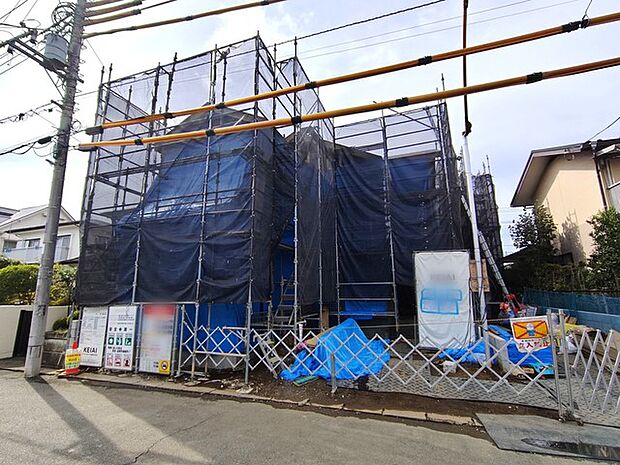 前面道路は広く、駐車がしやすいです。駐車スペース2台分ございます。