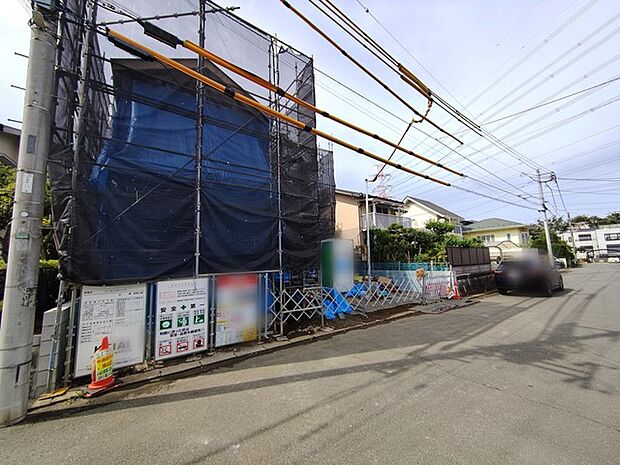 前面道路は広く、駐車がしやすいです。駐車スペース2台分ございます。 
