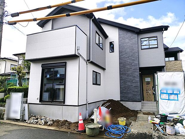 セカンドカーや来客時にも便利なカースペース2台分ございます。 