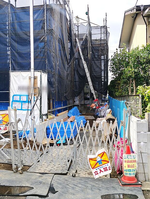 戸建てが立ち並ぶ静かな住宅街。四季折々の移り変わりを感じながら自然と楽しみ、暮らす、そんな毎日を日々の中で感じられる住環境 