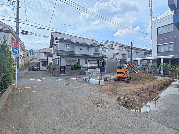前面道路の交通量は多くありません。閑静で安全な住環境を保ちやすい立地です。