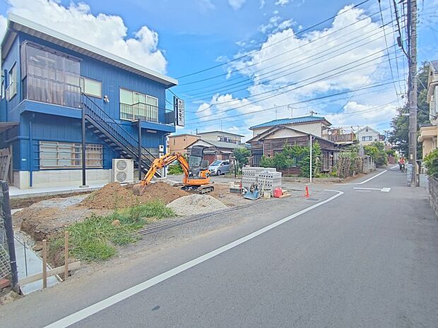 前面道路の交通量は多くありません。閑静で安全な住環境を保ちやすい立地です。