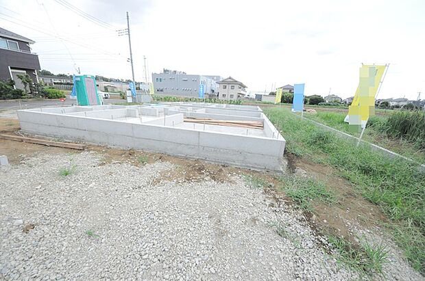 前面道路は通り抜けができないため、交通量が少なく静かな住環境です。