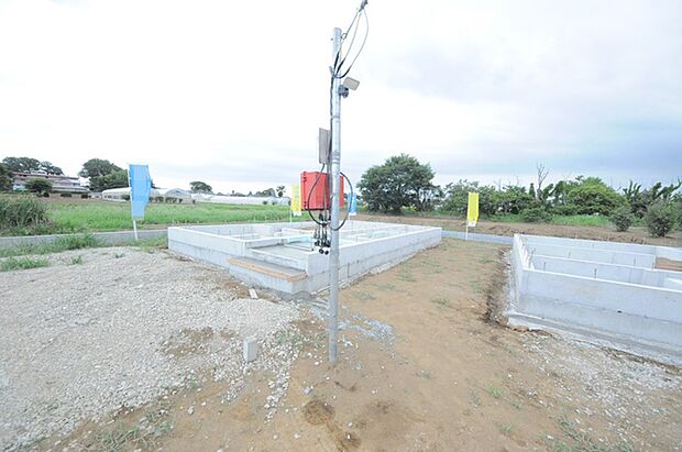 前面道路は通り抜けができないため、交通量が少なく静かな住環境です。