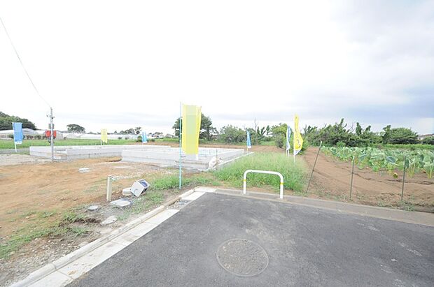 前面道路は通り抜けができないため、交通量が少なく静かな住環境です。