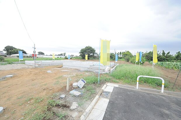 セカンドカーや来客時にも便利なカースペース2台分ございます。