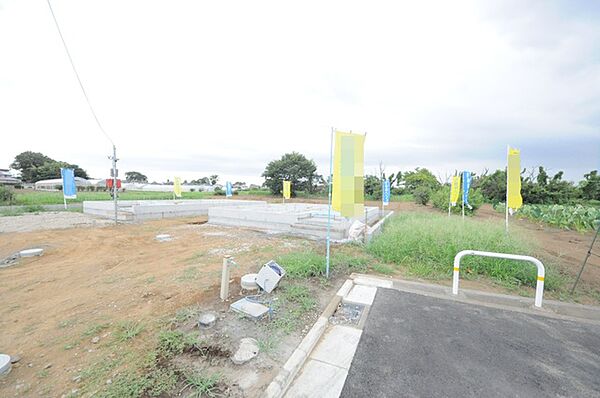 セカンドカーや来客時にも便利なカースペース2台分ございます。