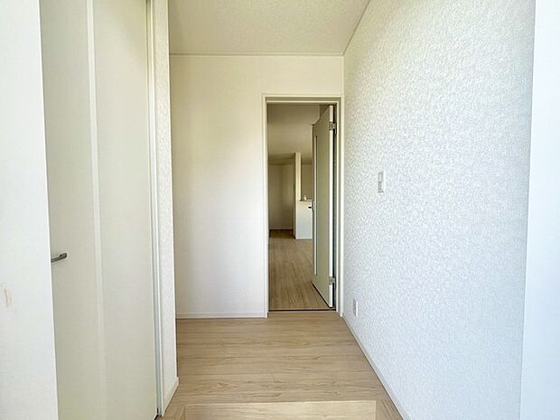 明るく開放的な玄関、靴の脱ぎ履きもしやすく、収納も豊富でご家族皆様の靴をスッキリ収納できます。