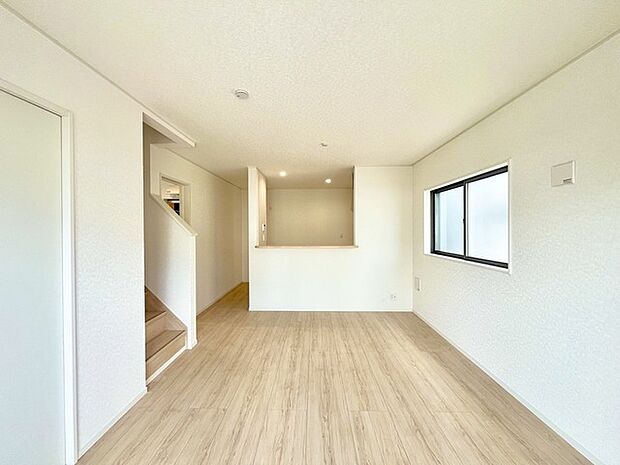 家族や友人、両親、親戚とこれから沢山の時間を紡ぐのだろう。そこを彩るのは窓から見える青い空、心地よい緑。そんなイメージが膨らむリビングスペース。 