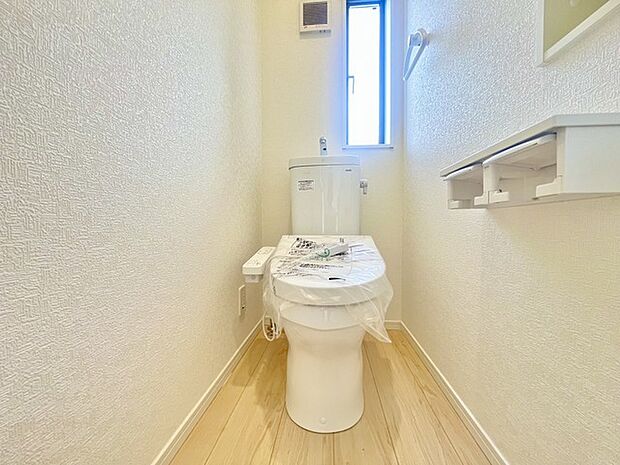 ウォシュレット機能付きのトイレ。換気のしやすい窓付きで、収納もあり実用性も兼ね備えた造り。 