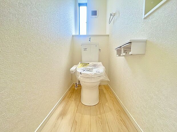ウォシュレット機能付きのトイレ。換気のしやすい窓付きで、収納もあり実用性も兼ね備えた造り。 