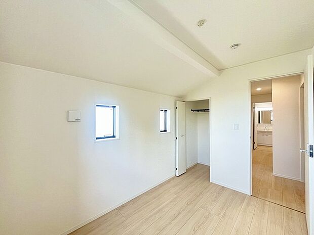 衣類の整理整頓に嬉しいクローゼット付きのお部屋。お子様のお部屋としても便利です。