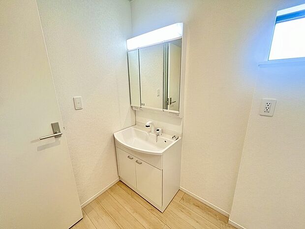 お出かけ前の身だしなみに一歩差がつく三面鏡。ミラー裏にはたっぷり収納もございます。
