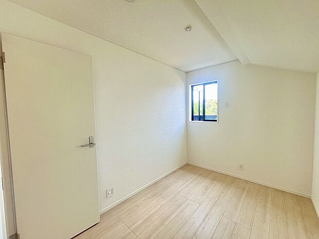 大きな開口部から明るい光が差し込む、日中の室内の明るさがこの部屋の魅力です。