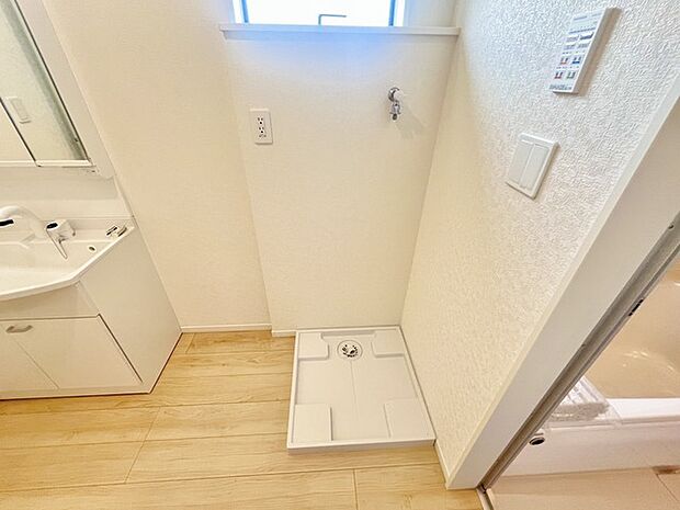 使い勝手の良い洗面台、窓があることで換気もしやすく清潔感のある空間を保てます。