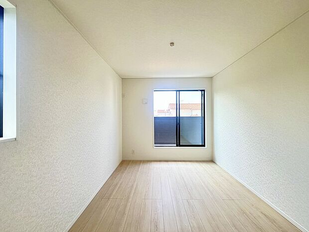窓から眺める風景は一日の疲れを癒すヒーリングを奏でる、心地の良い時間を演出してくれます。室内も重要ですが、周りの環境もマイホーム選びの大事なポイント