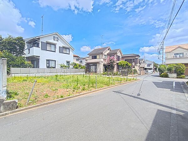 5．5ｍ幅員の道路に面しておりお車の運転が苦手な方でも安心して出入りいただけます。