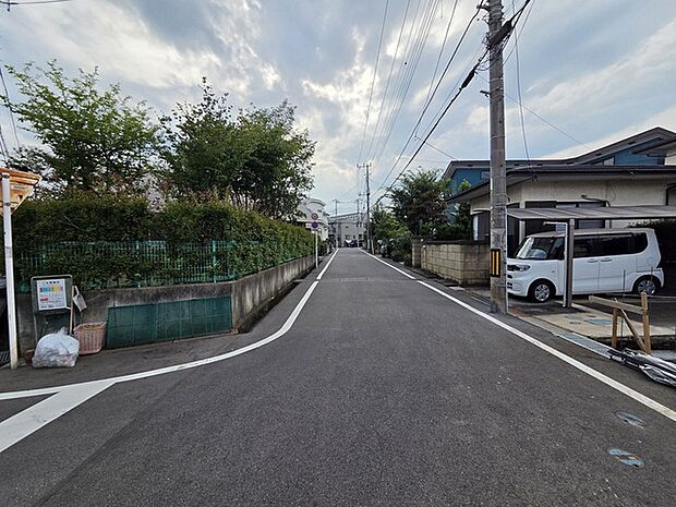 戸建てが立ち並ぶ静かな住宅街。四季折々の移り変わりを感じながら自然と楽しみ、暮らす、そんな毎日を日々の中で感じられる住環境