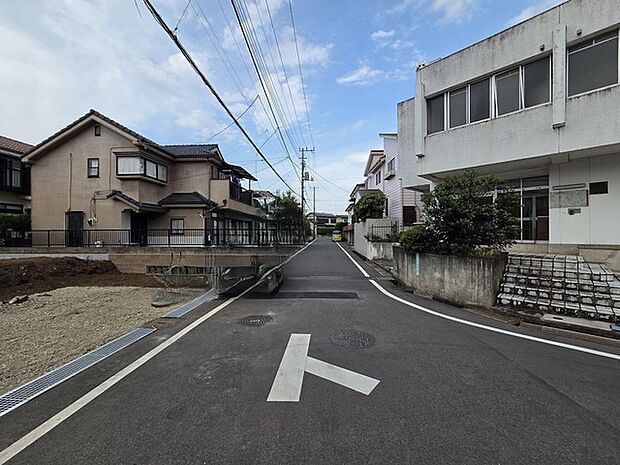 戸建てが立ち並ぶ静かな住宅街。四季折々の移り変わりを感じながら自然と楽しみ、暮らす、そんな毎日を日々の中で感じられる住環境