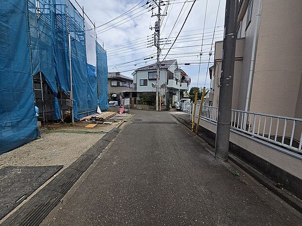 戸建てが立ち並ぶ静かな住宅街。四季折々の移り変わりを感じながら自然と楽しみ、暮らす、そんな毎日を日々の中で感じられる住環境