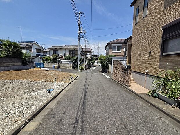 戸建てが立ち並ぶ静かな住宅街。四季折々の移り変わりを感じながら自然と楽しみ、暮らす、そんな毎日を日々の中で感じられる住環境