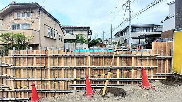 戸建てが立ち並ぶ静かな住宅街。四季折々の移り変わりを感じながら自然と楽しみ、暮らす、そんな毎日を日々の中で感じられる住環境 